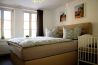 Ferienhaus Schlossblick - Schlafzimmer 1 mit Kinderbett